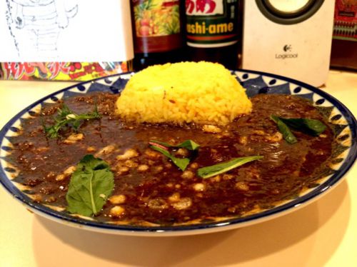 バビルの塔~魚介出汁のカレーを世に知らしめたレジェンド店の次なる一手はイカスミ~