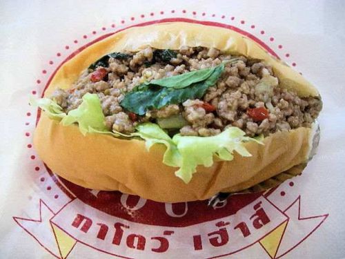 ベーカリー「サンメリー」(東京・埼玉40店舗)のタイ風揚げ「ガパオパン」を食べてみた。