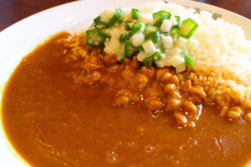 カレーライスの盛り付け方「ライスの位置は右か左か」論争。