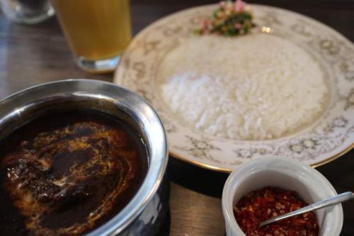 ハトスアウトサイドのビーフカレーとLogsdonビール