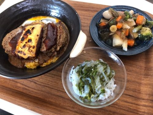 これも番外編。ロコモコカレーと海藻サラダ、冷製テリーヌ。