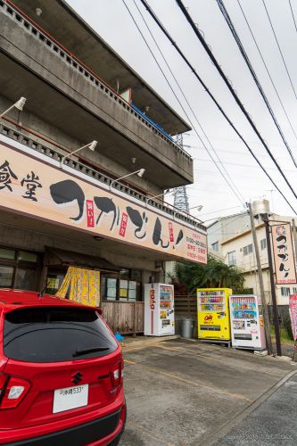 沖縄市・知花の「大衆食堂つかでん！」で牛肉たっぷりな黄色いカレーを食べてきました。