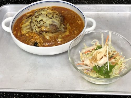 焼きカレーとチキサラ。
目玉焼き的なのを乗せることが多いようですが、身を分けて、水分多めのスープがグツグツいってるなか白身を溶き入...