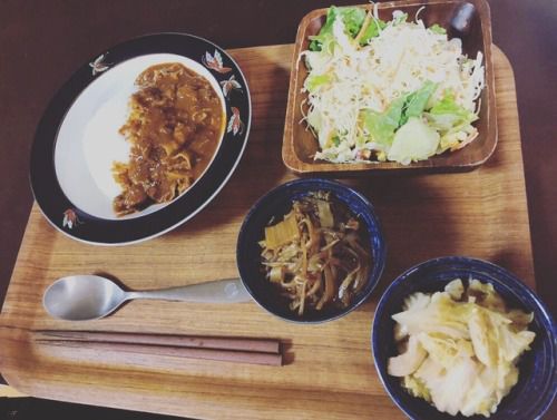 サラダとキャベツ煮ともやし白菜煮と豚カレー。
サラダのドレッシングは #プロドレ 
キャベツ煮は家系スープ味 笑