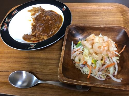 ポークカレーとエビサラダ。
冷凍のむきエビを #プロドレ...