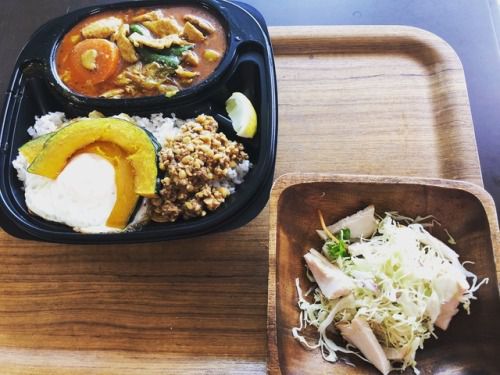 金曜はカレーの日、久々のけむりカレー 
角煮、納豆、目玉にポークにナスカボにスペシャルな仕様になってました。
ありがとうございます...