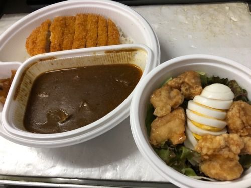 CoCo壱のビーフカツカレーとタマゴチキンサラダ。
辛さは5倍でセルフで辛さ増し。