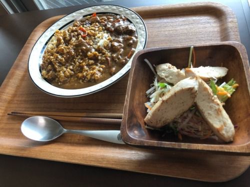 ビーフカレーとチキサラ！
サラダのドレッシングは #プロドレ...