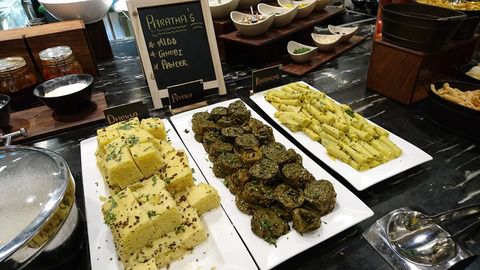 なぜ日本人はすぐにインドカレー屋に行くとバターチキンとナンと言い始めるのか？