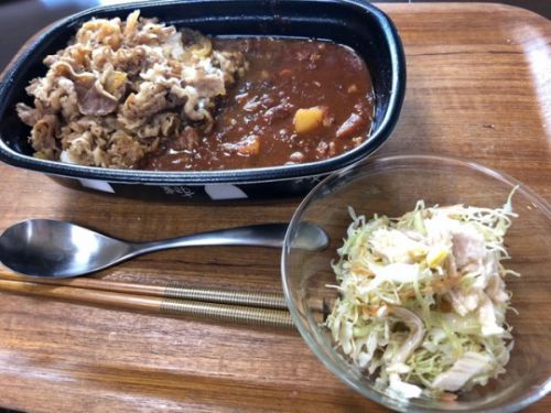 すき家の牛あいがけカレー。
牛丼にはしらたきと炒め玉ねぎを追加、カレーはハバネロ&ジョロキアパウダーとアアムチュール、ガラムマサラを追加してさっぱりと。
あとチキンサラダ。