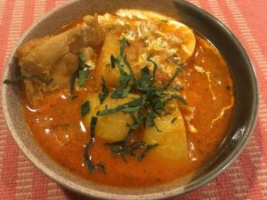 じゃがいもとゆで卵入りのチキンカレー