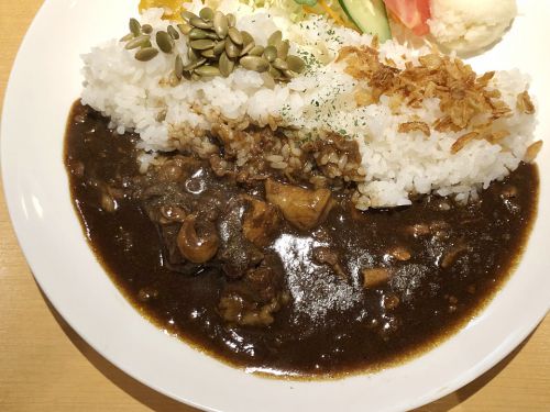 『Grill&Kitchen かぼちゃの馬車』～ふわっと後味に花椒の響き!!本町洋食居酒屋の独自性欧風カレー☆～