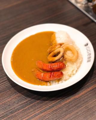 ランチカで、『CoCo壱番屋』で「 CoCo de オフカレー」の "イカ & ソーセージ" 3辛。﻿ ライス代わりにカリフラワーが120g、ライスがほんのちょっと30g入ってるのが嬉しい。﻿ ダイエットしたいけど、ココイチのカレーの味を欲してる時に...