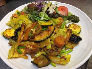 野菜を食べるサラダカレー