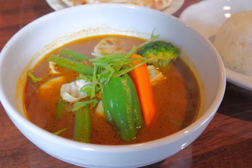 インドカレー屋さんのスープカレーは、スパイスに本場の深みがある。