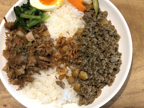 『ヤドカリ食堂 スタンドニューサンカク店』立ち呑みならぬ立ちカレー!!布施の名店が打ち出す間借りカレー～☆～