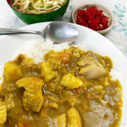 沖縄市・「平和食堂」の黄色いカレーは煮込み系ってジャンルかな？