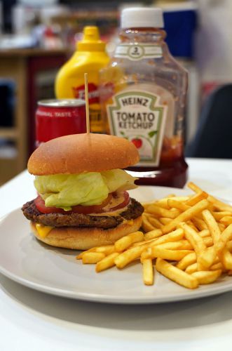 夜に【HAMBURGER SUKEYA 香椎駅前店】でハンバーガー。お昼は【うっちゃり食堂】からの【COFFEE COUNTY】【Pin】。明日お昼は【カレバカカレー】です。