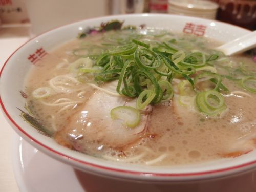 長浜ラーメン 丸羅とんこつ＠西元町「チャンピオンカレーの跡地にできたとんこつラーメンのお店やねん！」