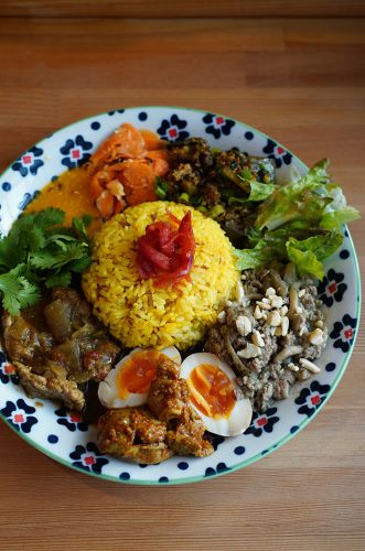 今日から店内営業再開した【タマガワカリードットコム】【ペコリ】【珈琲いわくま】。明日は【カレバカカレー】営業日です。