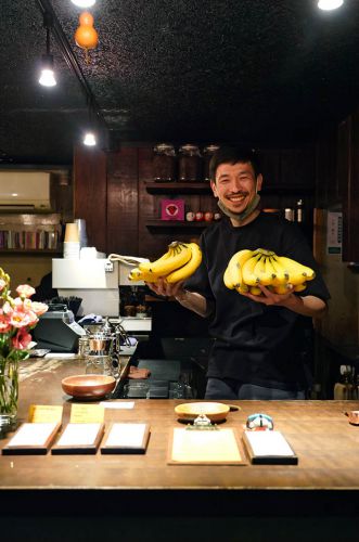 夜は【とり焼肉エイト】で弁当買って、日課カフェ【珈琲小林】で珈琲。昼は【まんぷく】でカツカレー。