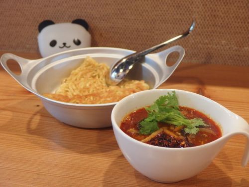 禁煙立呑みゼファー食堂＠神戸・東川崎交差点角「辛くて酸っぱくて超スパイシー！カレー酸辣湯を食べて、この夏を乗り切りるのがおすすめやねん！」