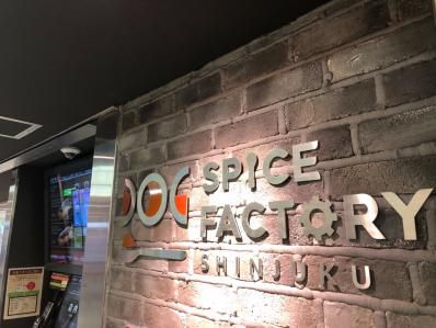 新宿駅改札脇になんと、スパイスカレー店が登場。「SPICE FACTORY SHINJUKU」(新宿)