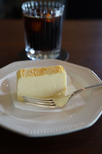 【珈琲いわくま】でチーズテリーヌと【じゃらん食堂】で手ごねハンバーグカレー。