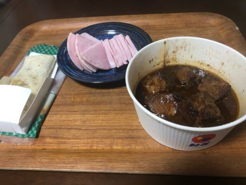 おつまみ松屋のビーフシチューとビーフカレーの残りを混ぜ混ぜ、ハム、セブンのグリーンカレーブリトー