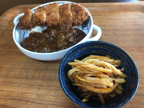 年明け二杯めのカレー。やっぱりカツカレー笑漬物は自家製ラーパーツァイ(辣白菜・ラッパサイ)