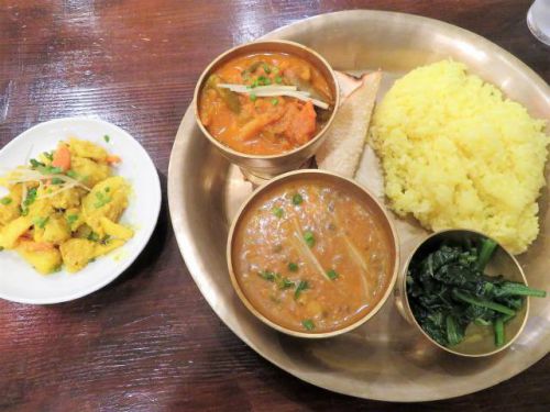 人形町のネパールカレーキッチン「ヒマラヤンビレッジ」でランチ「ダルバート定食」（ミックスアチャールが美味い！）