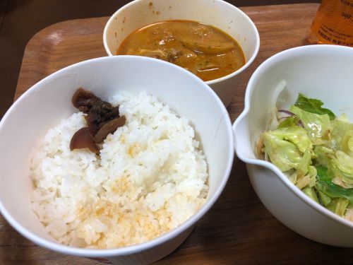 松屋のマッサマンカレー。試食した人の感想のまんま、美味い！チキンゴロゴロとどっちがと聞かれるとチキンゴロゴロだけど、美味い！サラダは自前