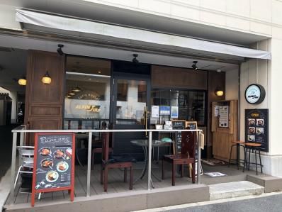 横浜の老舗カレーの二号店はカジュアルテイスト。「アルペンジロー 元町店」（元町・中華街）