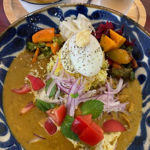 那覇市・オレの場合は「たまに」じゃないけど「タマニカレー」でマグロの脳天カレー。