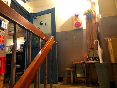 洒落たBARでいただく、無水ベトナムチキンココナッツカレー。「Bar 三月の水」（神保町）