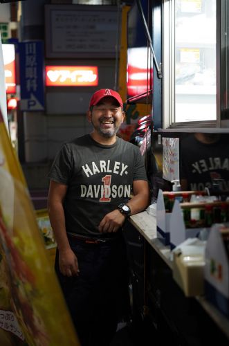 夜に西鉄香椎高架下広場の【寿し やすこうち】と【たこ魂】。昼は香椎コンテナ村【香椎カリー 日々、スパイス】と香椎浜【GREEN STAND】。