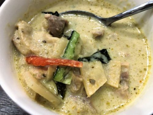 上野御徒町「タイヴィレッジ」で「鶏肉のガパオ炒めごはん+グリーンカレー」のコンボランチ
