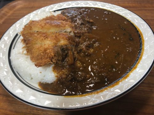 ウチのカレーと、かつ庵のメンチカツ。