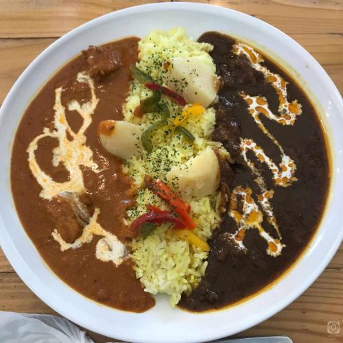 那覇市・無添加カレー5種類から好きな組み合わせができる「Prime247curry」が美味しい。