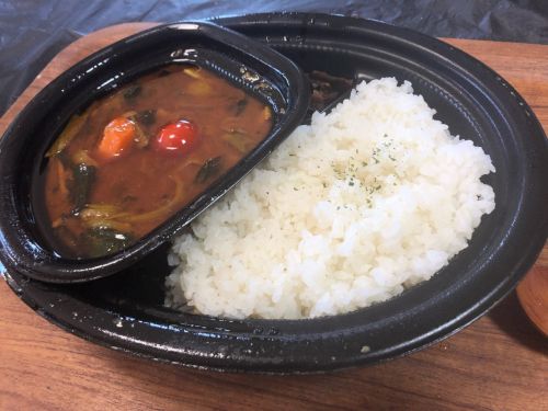 マイカリー食堂の薬膳カレーライス大盛りオムレツ三個お持ち帰り
