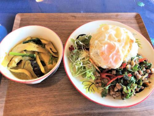 タイハーブ多彩な「豚肉のガパオ炒め＆グリーンカレー」を「バーンプアン」（高知）で