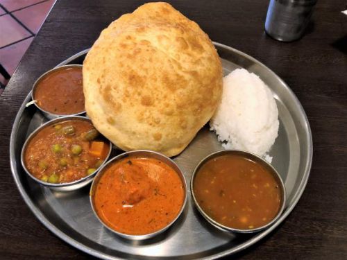 南インド料理「ダクシン東日本橋店」でランチ日替わり３種カレー「Ａセット」を揚げたナン「パトゥーラ」で