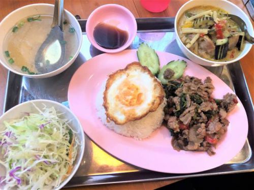 新橋のタイ料理新店「ガパオホリック」でランチ「牛肉のガパオ炒めごはん」と「ミニグリーンカレー」（２食め）