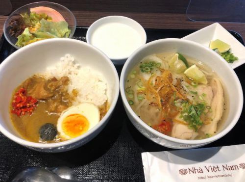 「朝食で熱々のベトナムフォーとチキンカレー」（ニャーベトナム京都店）