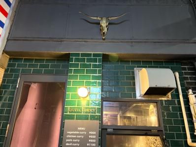 カウンタースタイルでいただくビリヤニと激辛カレー、そこに潜む薫りの記憶。『デビルカレー』（北千住）