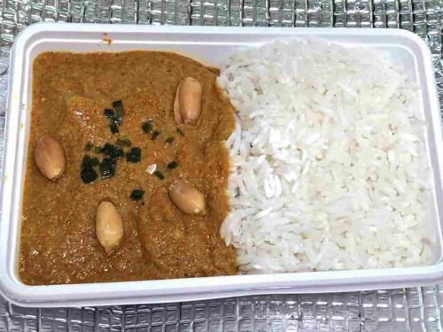 羽田空港で国際線用機内食弁当２「タイ料理マッサマンカレー」を買ってみた（※タイ米使用と大ぶりカットの具がうれしい）