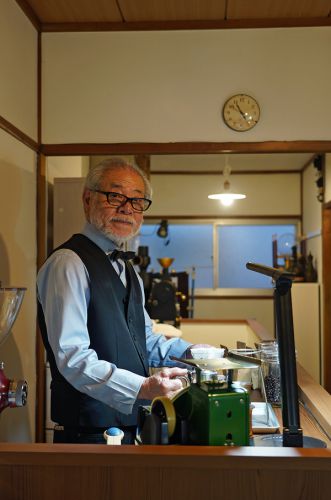 自家焙煎珈琲【ぶんカフェ】が移転リニューアル。お昼は【まんぷく】のカツカレー。夜は【炭火博多焼肉 明治屋 古門戸店】であららこんなの出てきました。