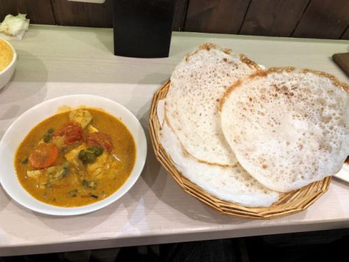 南インド料理「カレーリーブス」（十条）で「クリスマス　スペシャルセット」（フィッシュモーレ＆アッパム＆チキンロースト）